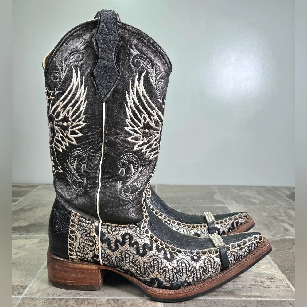 CARRETA HANDCRAFTED LEATHER COWBOY ARTISANAL WINGED FLEUR DE LIS BOOTS.